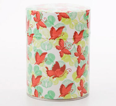 Boîte à thé papillons sur fond blanc