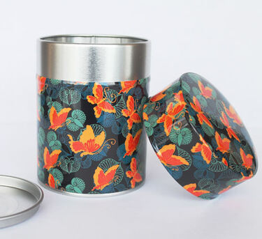 boîte à thé papillons sur fond noir